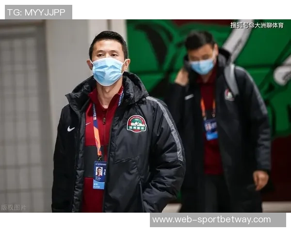 河南队昆明冬训航班因大雪延误球迷期待球队早日抵达