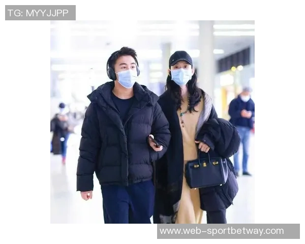 嫂子颜值爆表何猷君携妻儿共庆揭幕战与孩子生日欢乐时光