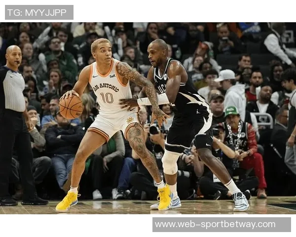 米德尔顿谈字母在篮下表现期待制造进攻犯规的精彩瞬间 米德尔顿谈字母在篮下表现期待制造进攻犯规的精彩瞬间